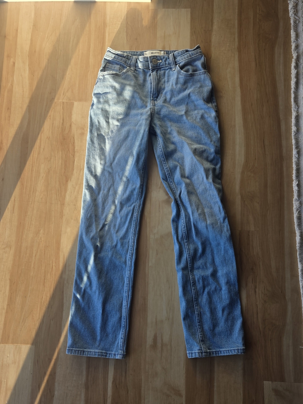 Hollister | High-Rise Straight Jeans | Light Wash